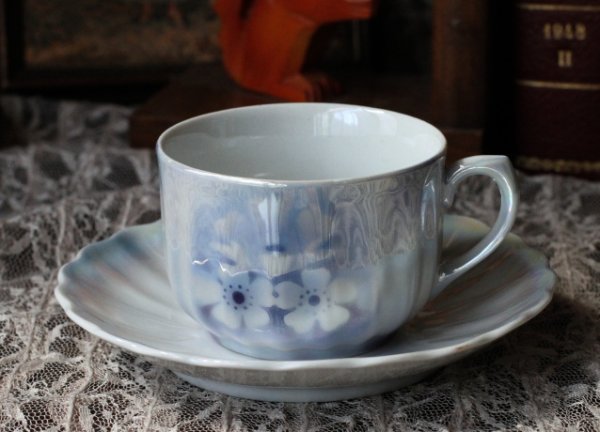 画像1: ヨーロッパ・アンティーク　青白く輝く花のカップ＆ソーサー (1)